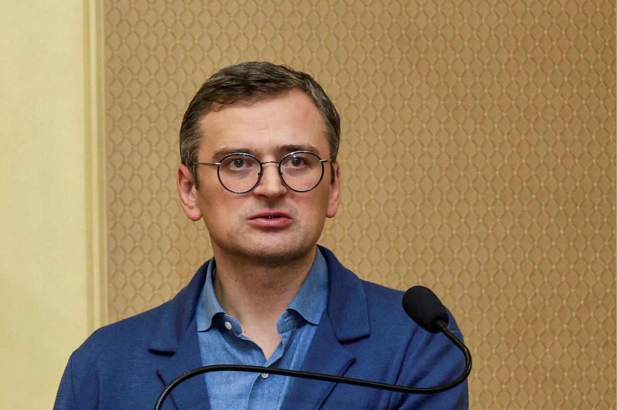 烏克蘭外交部長(zhǎng)德米特羅&middot;庫(kù)萊巴(DmytroKuleba)于2024年2月24日在烏克蘭敖德薩與德國(guó)外長(zhǎng)安娜萊娜&middot;貝爾博克(AnnalenaBaerbock)出席俄羅斯入侵烏克蘭兩周年聯(lián)合新聞發(fā)布會(huì)。