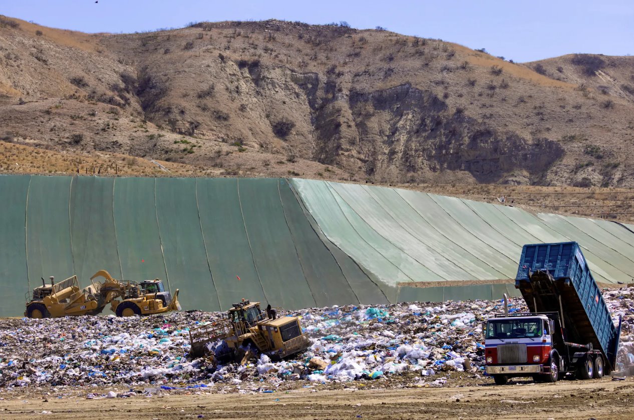 2021年6月15日，美國加利福尼亞州歐文市的FrankR.Bowerman垃圾填埋場，工人們使用重型機械搬運垃圾和廢物。