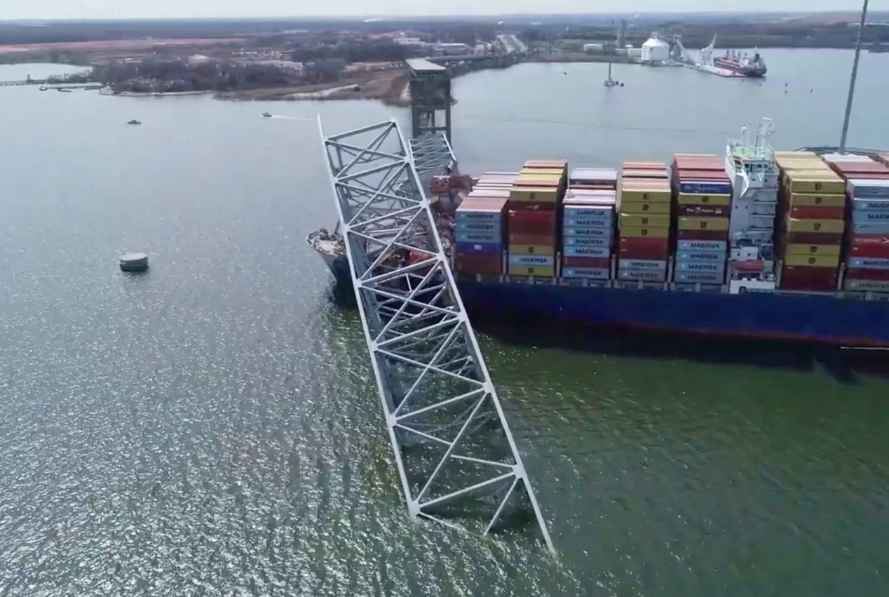 無(wú)人機(jī)拍攝的Dali貨輪于2024年3月26日在美國(guó)馬里蘭州巴爾的摩撞上弗朗西斯&middot;斯科特基大橋?qū)е碌顾?，這張靜態(tài)圖像取自講義視頻。