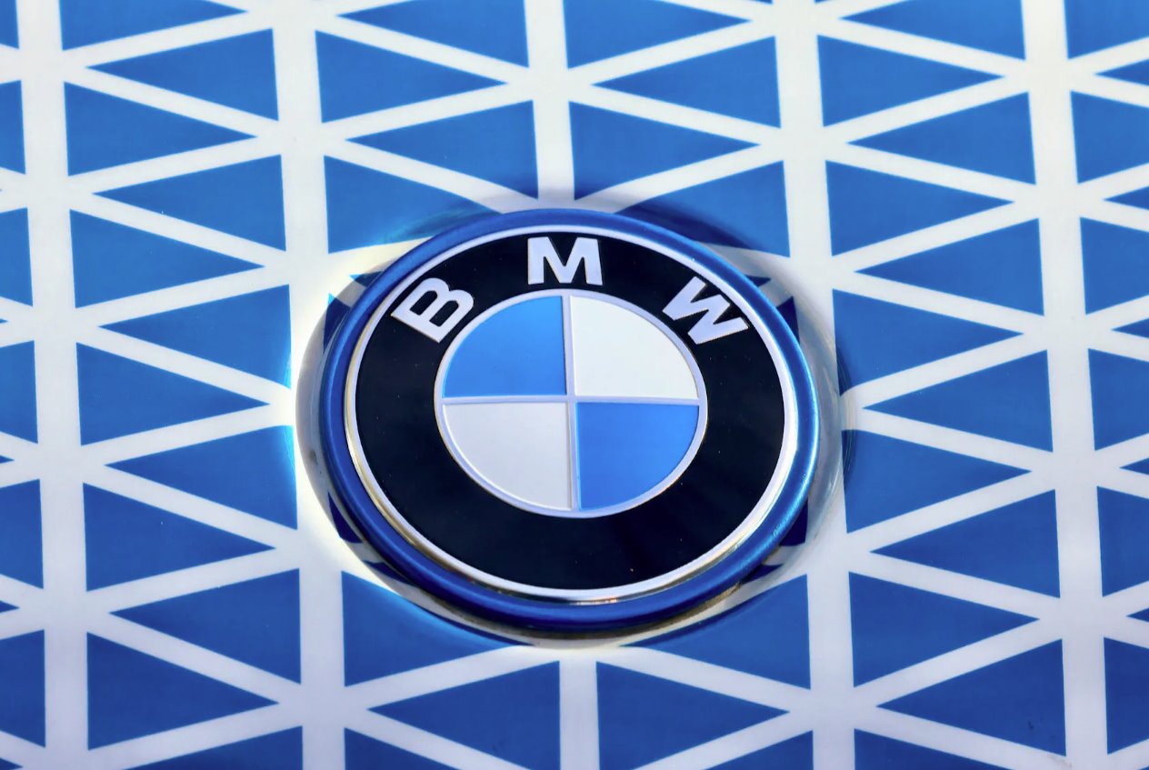 2023年2月28日，德國汽車制造商寶馬的標(biāo)志出現(xiàn)在比利時(shí)布魯塞爾。