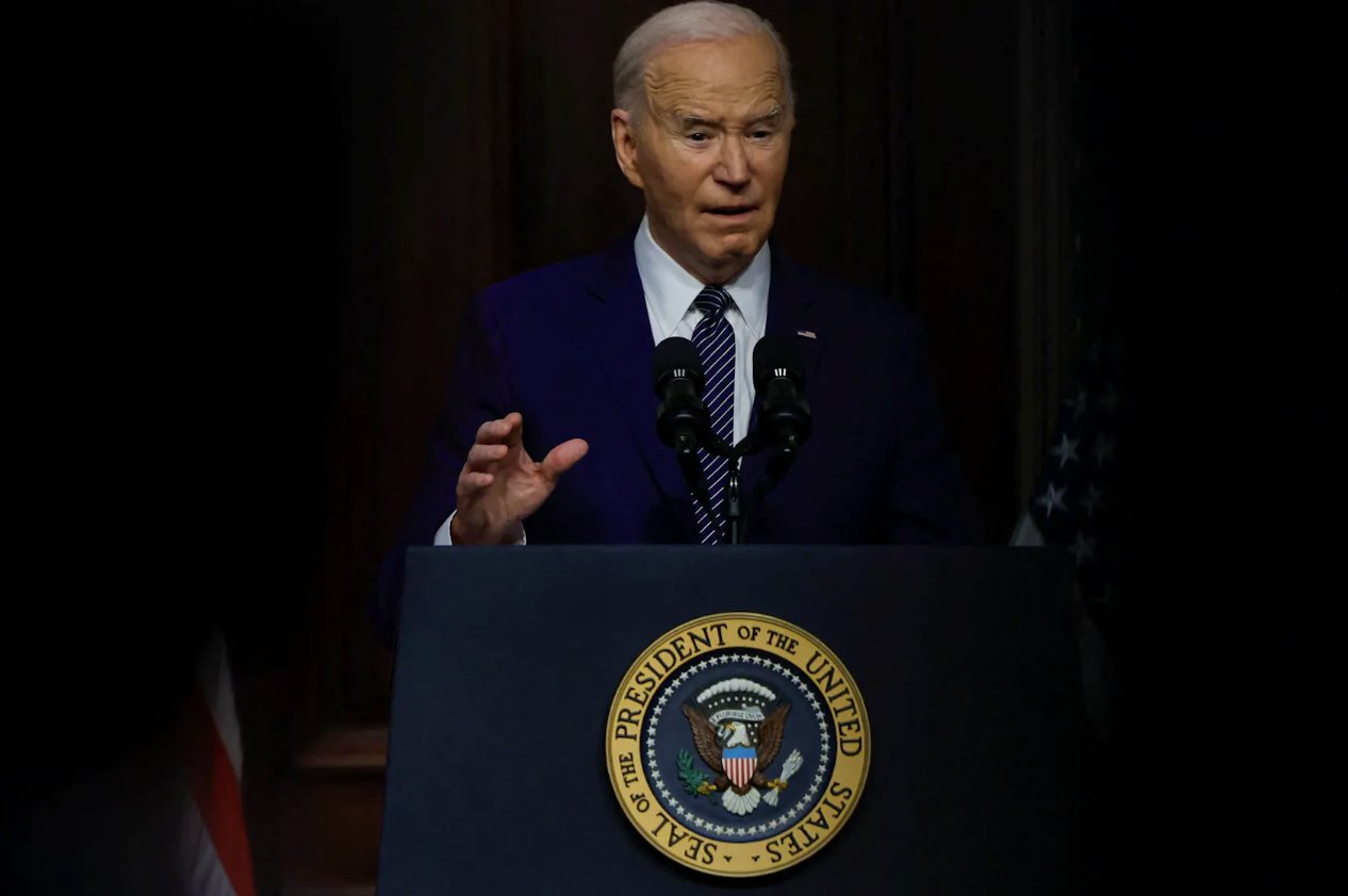 2024年4月3日，美國總統(tǒng)喬&middot;拜登在美國華盛頓白宮艾森豪威爾行政辦公大樓的印度條約室就降低醫(yī)療保健成本發(fā)表講話。