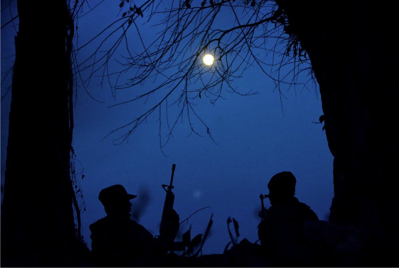 2021年12月19日，在緬甸Kawkareik的前線，可以看到人民國(guó)防軍(PDF)成員在成為抗議者后成為游擊隊(duì)員。照片拍攝于2021年12月19日。