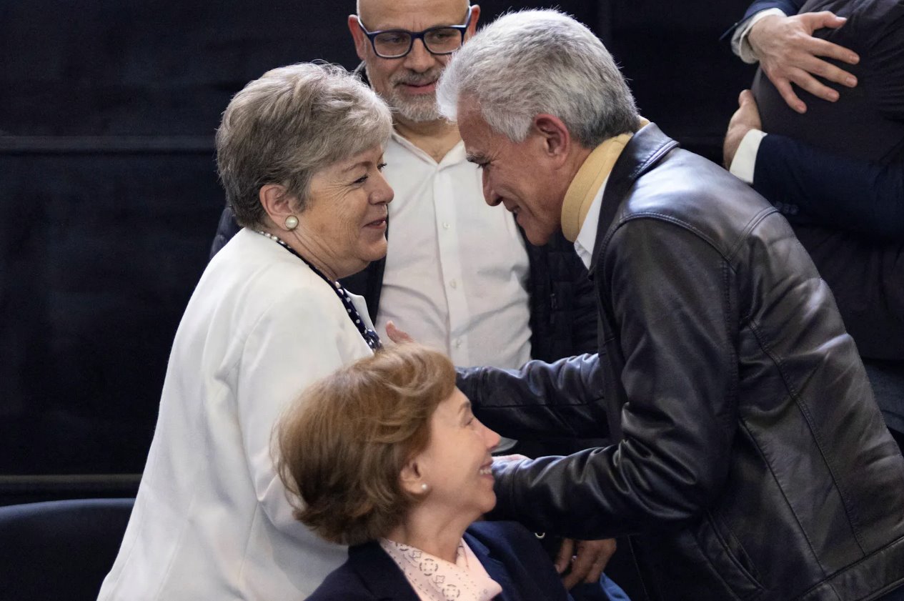 墨西哥外交部長阿麗西婭&middot;巴爾塞納與墨西哥駐厄瓜多爾外交和政治事務(wù)負責(zé)人羅伯托&middot;坎塞科&middot;馬丁內(nèi)斯進行了交談，此前厄瓜多爾警方突襲駐基多大使館并在貝尼托&middot;華雷斯逮捕了前副總統(tǒng)豪爾赫&middot;格拉斯，墨西哥大使館工作人員已返回該國。2024年4月7日，墨西哥墨西哥城國際機場。