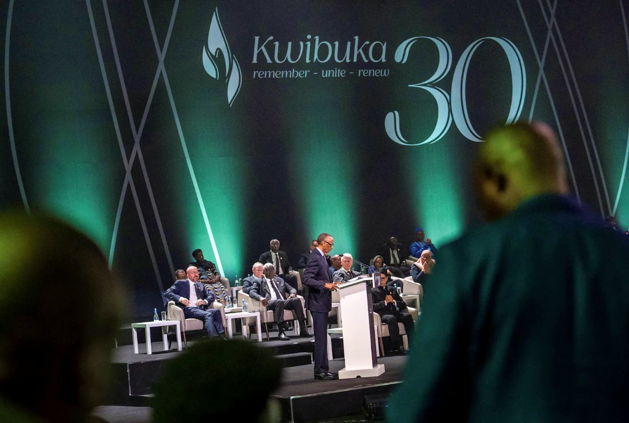 盧旺達(dá)總統(tǒng)保羅&middot;卡加梅在100天紀(jì)念活動(dòng)開(kāi)始期間在BK競(jìng)技場(chǎng)舉行的紀(jì)念活動(dòng)上發(fā)表講話，盧旺達(dá)正在紀(jì)念被稱為&ldquo;Kwibuka&rdquo;（紀(jì)念）的30周年，以紀(jì)念2024年4月7日在盧旺達(dá)基加利發(fā)生的1994年種族滅絕事件。