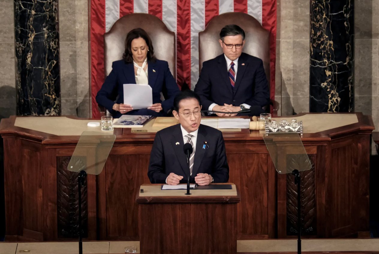 2024年4月11日，美國(guó)華盛頓美國(guó)國(guó)會(huì)大廈，日本首相岸田文雄在國(guó)會(huì)聯(lián)席會(huì)議上發(fā)表講話，美國(guó)副總統(tǒng)卡馬拉&middot;哈里斯和眾議院議長(zhǎng)邁克&middot;約翰遜（洛杉磯共和黨）聆聽(tīng)。