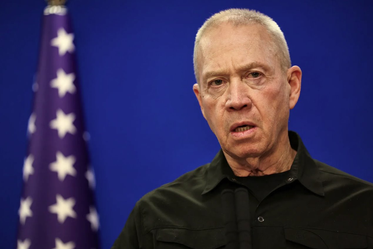 以色列國(guó)防部長(zhǎng)約阿夫&middot;加蘭特于2023年12月18日在以色列特拉維夫與美國(guó)國(guó)防部長(zhǎng)勞埃德&middot;奧斯汀在以色列國(guó)防部舉行的聯(lián)合新聞發(fā)布會(huì)上發(fā)表講話。