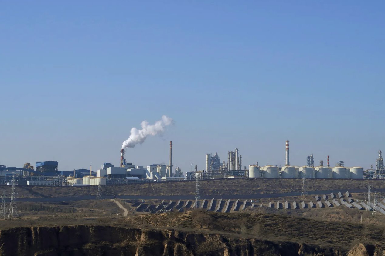 2023年11月20日，中國陜西省神木市金街工業(yè)園區(qū)的工廠前擺放著太陽能電池板。