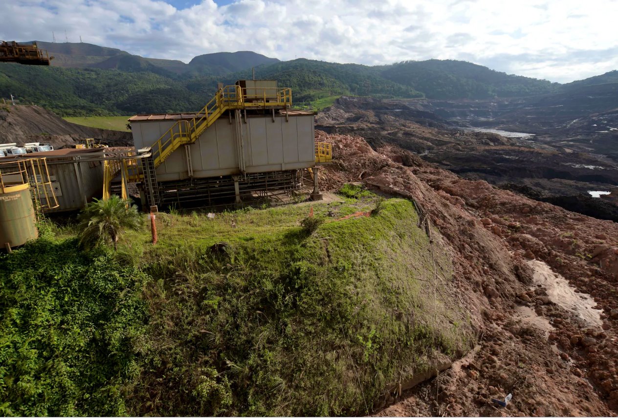2019年2月13日，巴西布魯馬迪尼奧，巴西礦業(yè)公司淡水河谷倒塌的尾礦壩景象。