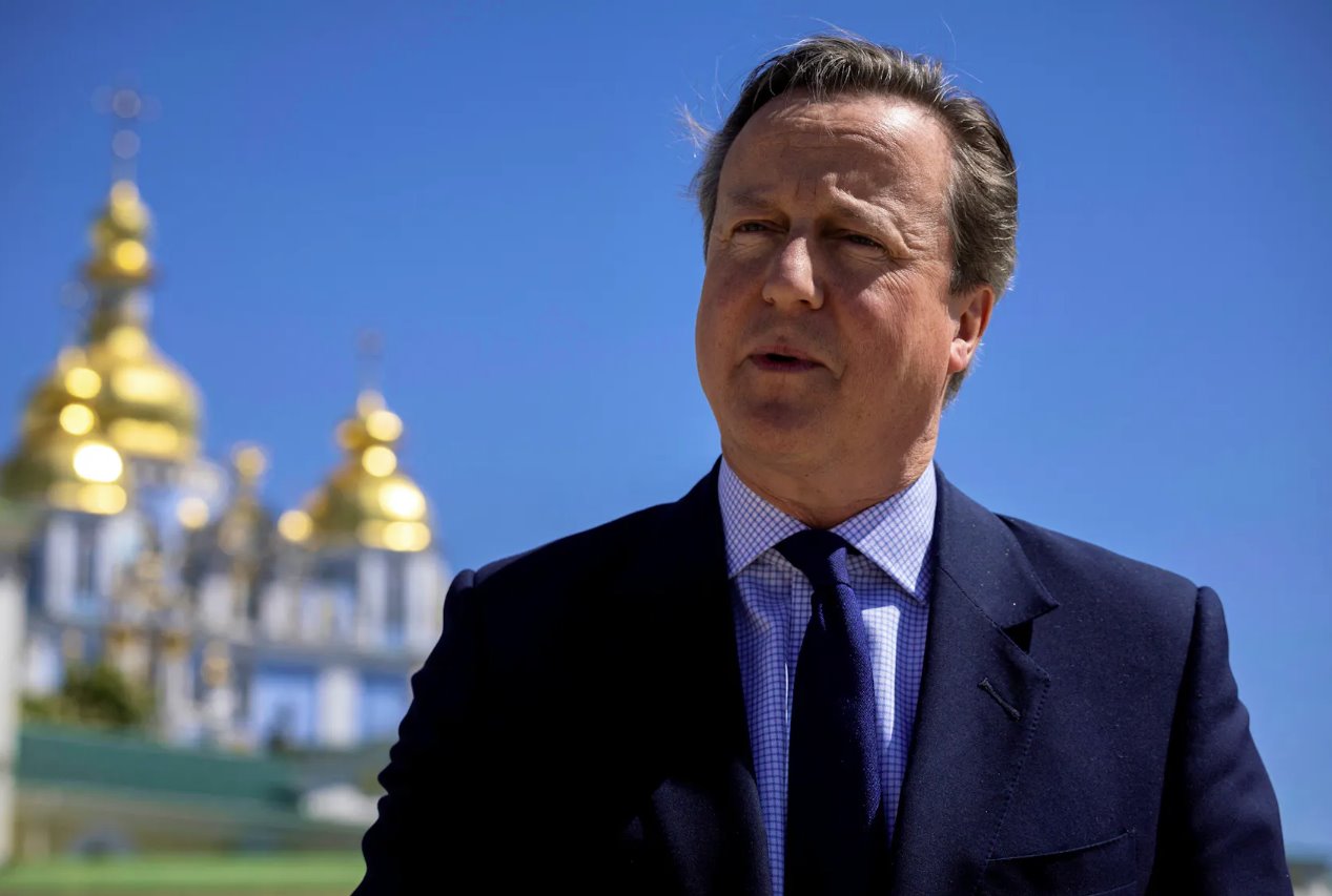 2024年5月2日，在烏克蘭基輔，俄羅斯襲擊烏克蘭期間，外交大臣戴維&middot;卡梅倫在圣邁克爾金圓頂修道院外對記者發(fā)表講話。