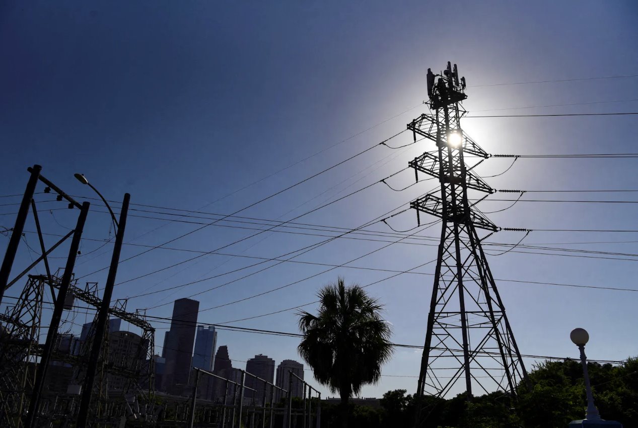 2023年6月27日，美國德克薩斯州休斯頓，炎熱天氣期間電力需求激增，對電線的普遍看法。