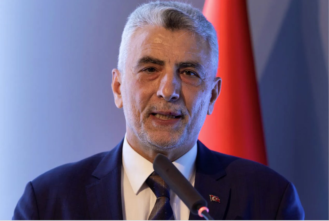 土耳其貿(mào)易部長(zhǎng)奧馬爾&middot;博拉特于2024年4月29日在土耳其伊斯坦布爾舉行的簽字儀式上向觀眾發(fā)表講話(huà)。