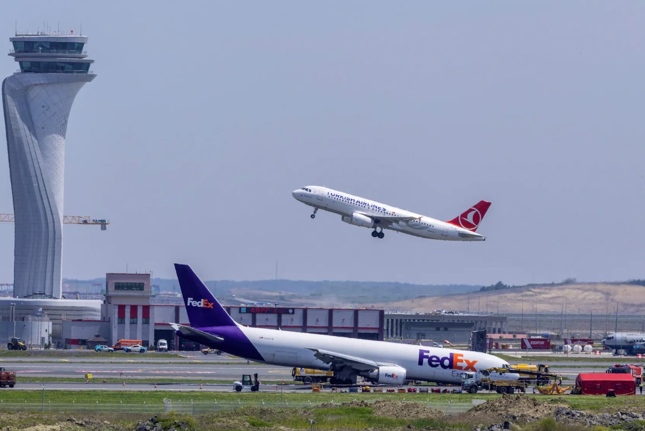2024年5月8日，土耳其伊斯坦布爾的一條跑道上，聯(lián)邦快遞航空公司一架波音767BA.N貨機的全景圖，這架飛機于周三降落在伊斯坦布爾機場，沒有展開前起落架，但設法留在跑道上，避免了人員傷亡。