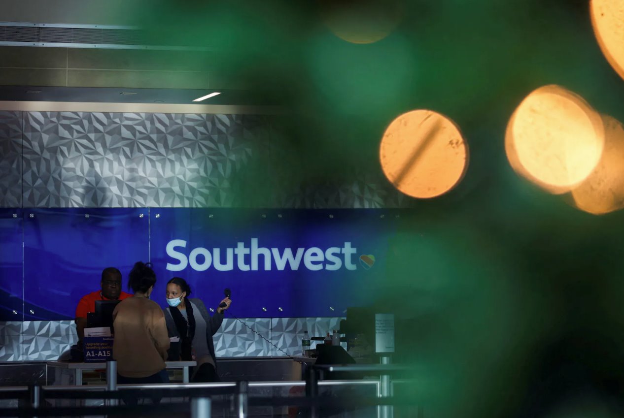 在美國(guó)德克薩斯州達(dá)拉斯市的達(dá)拉斯愛田機(jī)場(chǎng)，圣誕節(jié)假期周末之前和期間席卷美國(guó)大部分地區(qū)的大規(guī)模冬季風(fēng)暴導(dǎo)致以西南航空為首的美國(guó)航空公司取消了數(shù)千個(gè)航班后，西南航空的客戶前往服務(wù)臺(tái)，2022年12月28日。