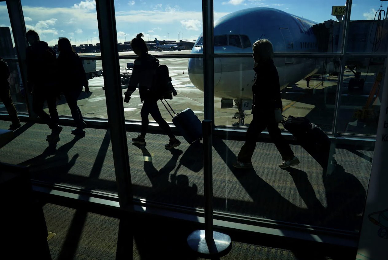 2023年11月22日，在美國弗吉尼亞州杜勒斯的華盛頓杜勒斯國際機(jī)場，感恩節(jié)假期前，乘客們正在通過航站樓。