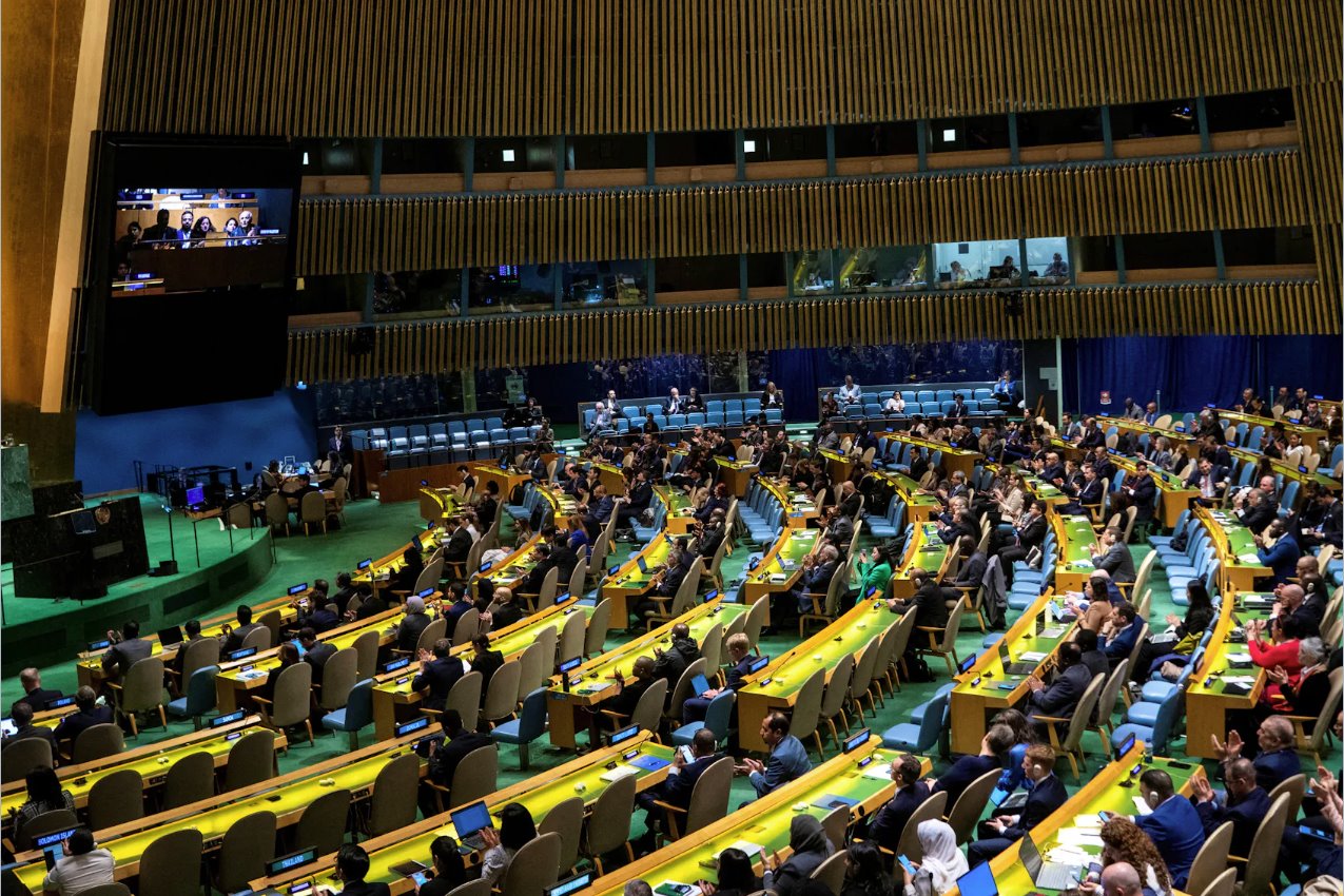 聯(lián)合國(guó)大會(huì)于2024年5月10日在美國(guó)紐約市就承認(rèn)巴勒斯坦人有資格成為聯(lián)合國(guó)正式會(huì)員國(guó)的決議草案進(jìn)行投票，代表們對(duì)投票結(jié)果作出反應(yīng)。