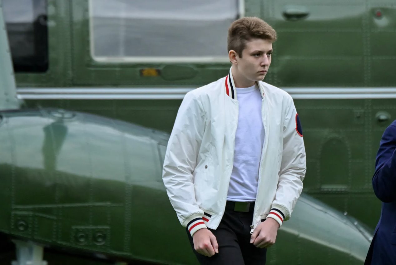 2020年8月16日，美國(guó)華盛頓，巴倫&middot;特朗普從海軍陸戰(zhàn)隊(duì)一號(hào)步行前往白宮。