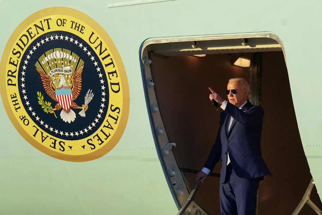 2024年5月9日，美國(guó)總統(tǒng)喬&middot;拜登抵達(dá)美國(guó)加利福尼亞州山景城時(shí)，在空軍一號(hào)上向外眺望。