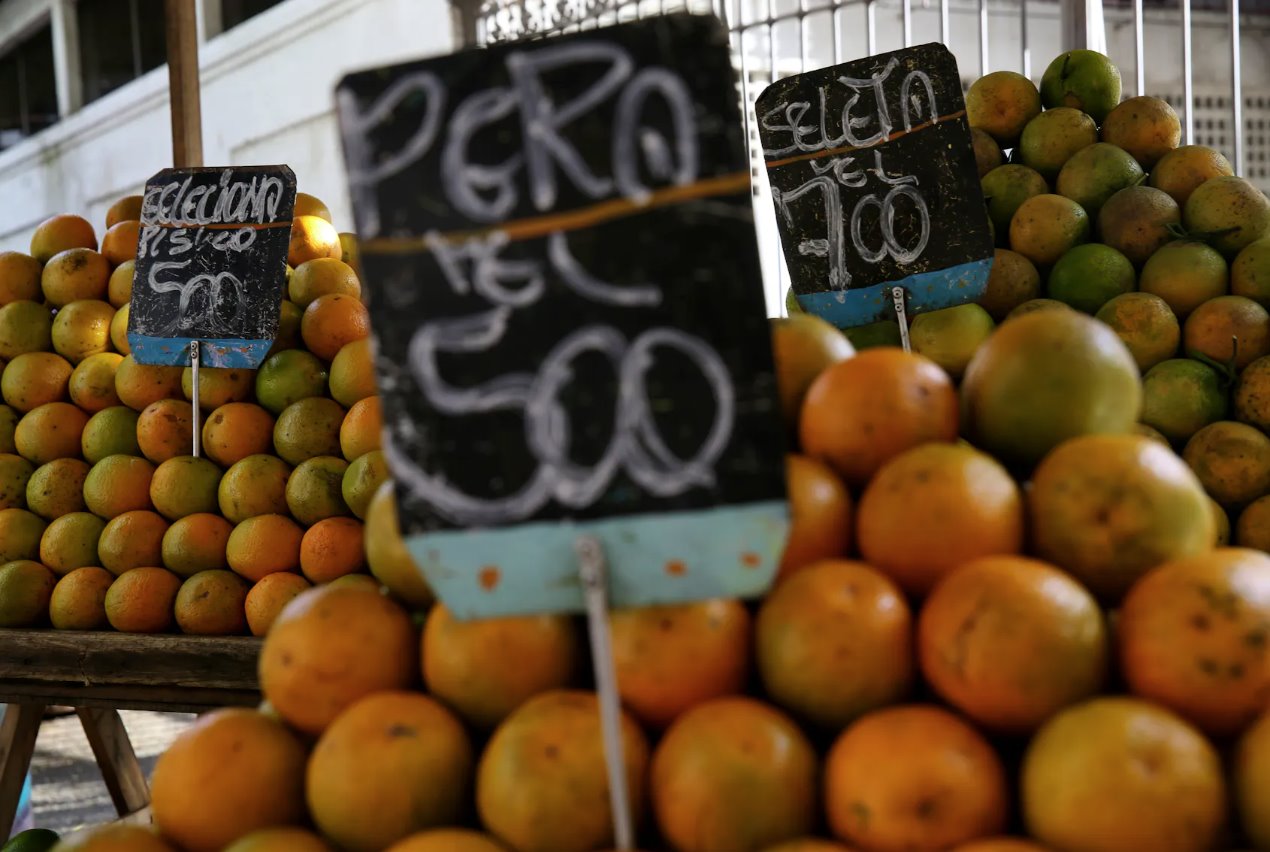 2018年2月15日，巴西里約熱內(nèi)盧街頭市場(chǎng)上的橙子。