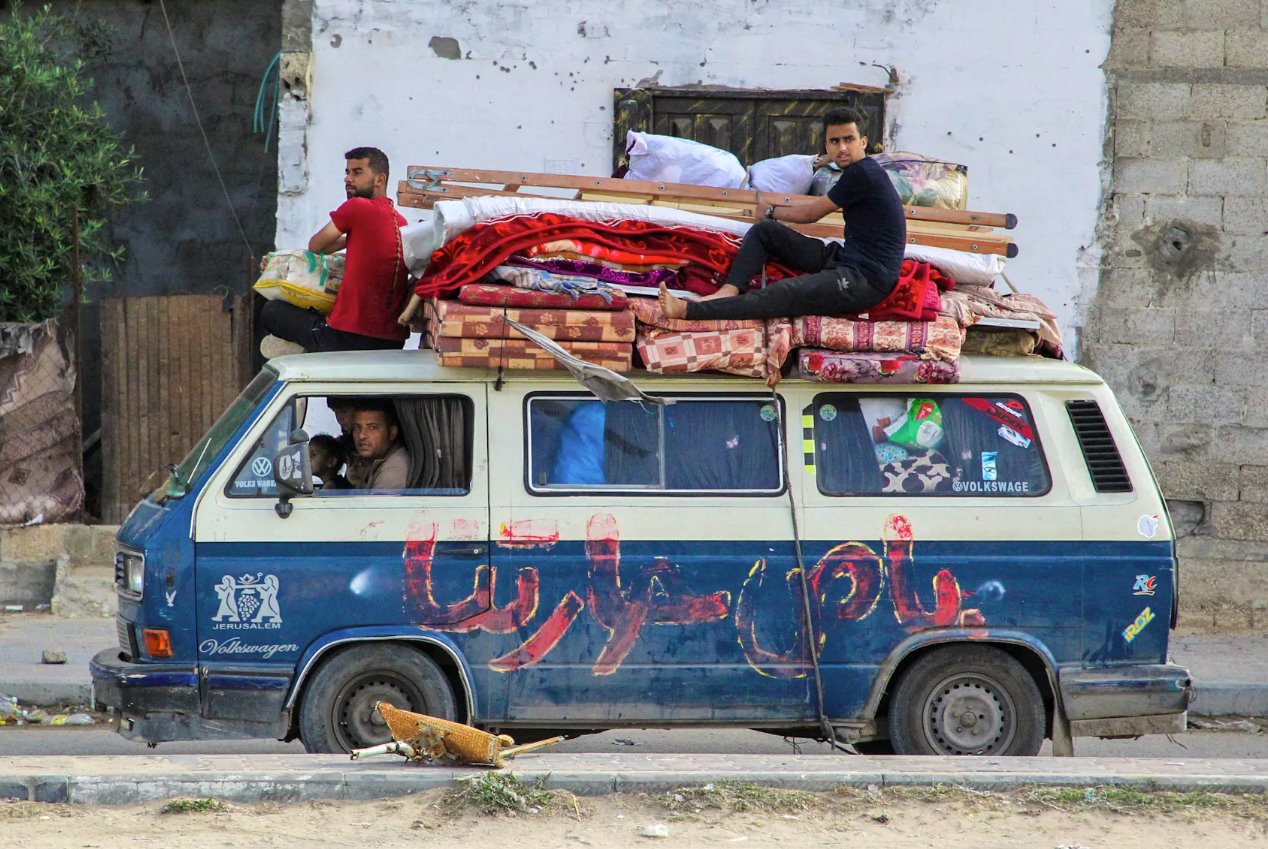 024年5月12日，以色列軍隊在加沙南部城市東部發(fā)動地面和空中行動，流離失所的巴勒斯坦人乘車逃離拉。