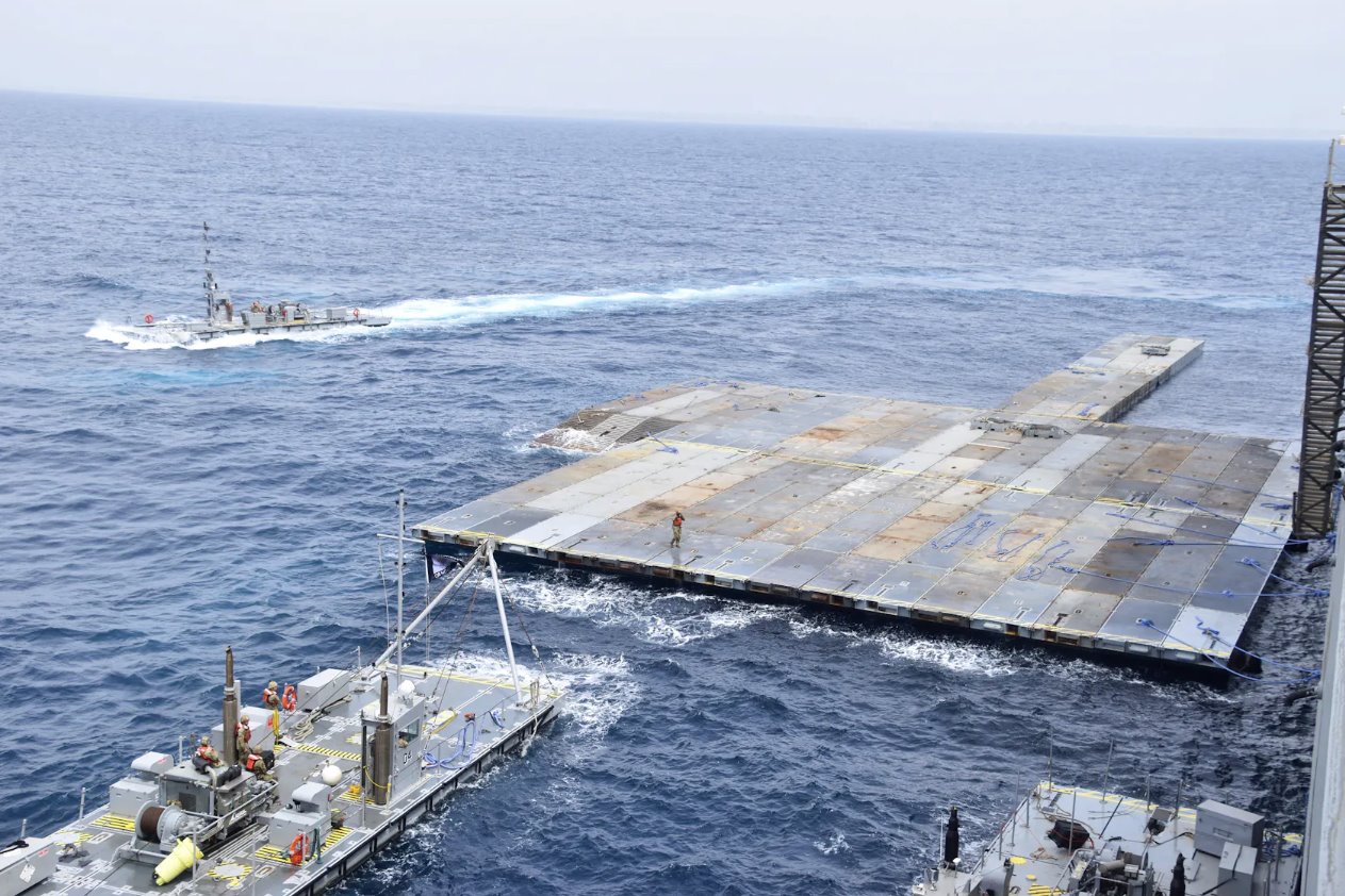 分配到第7運(yùn)輸旅（遠(yuǎn)征）的美國(guó)陸軍士兵和MVRoyP.Benavidez上的美國(guó)海軍水兵正在組裝滾裝、滾裝配送設(shè)施(RRDF)或浮動(dòng)碼頭，以協(xié)助運(yùn)送人道主義物資2024年4月26日，向地中海加沙人民提供援助。