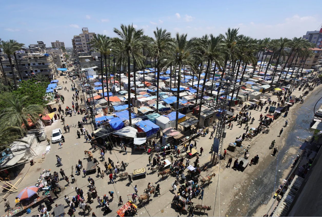 2024年5月12日，加沙地帶中部，以色列地面行動(dòng)導(dǎo)致人們繼續(xù)逃離拉法，包括流離失所者在內(nèi)的巴勒斯坦人涌入代爾巴拉赫。