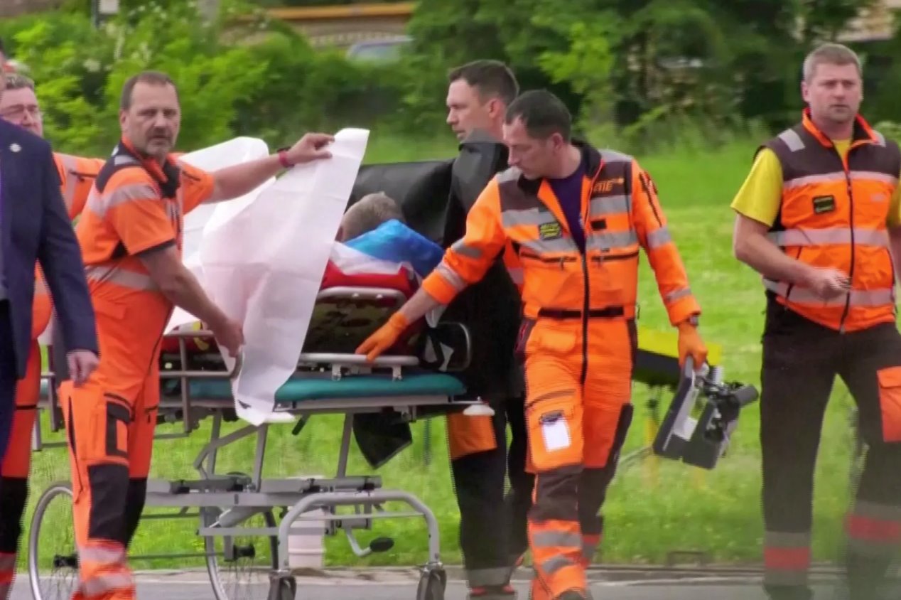 2024年5月15日，在斯洛伐克班斯卡比斯特里察，醫(yī)護人員將斯洛伐克總理羅伯特&middot;菲科用直升機送往醫(yī)院。