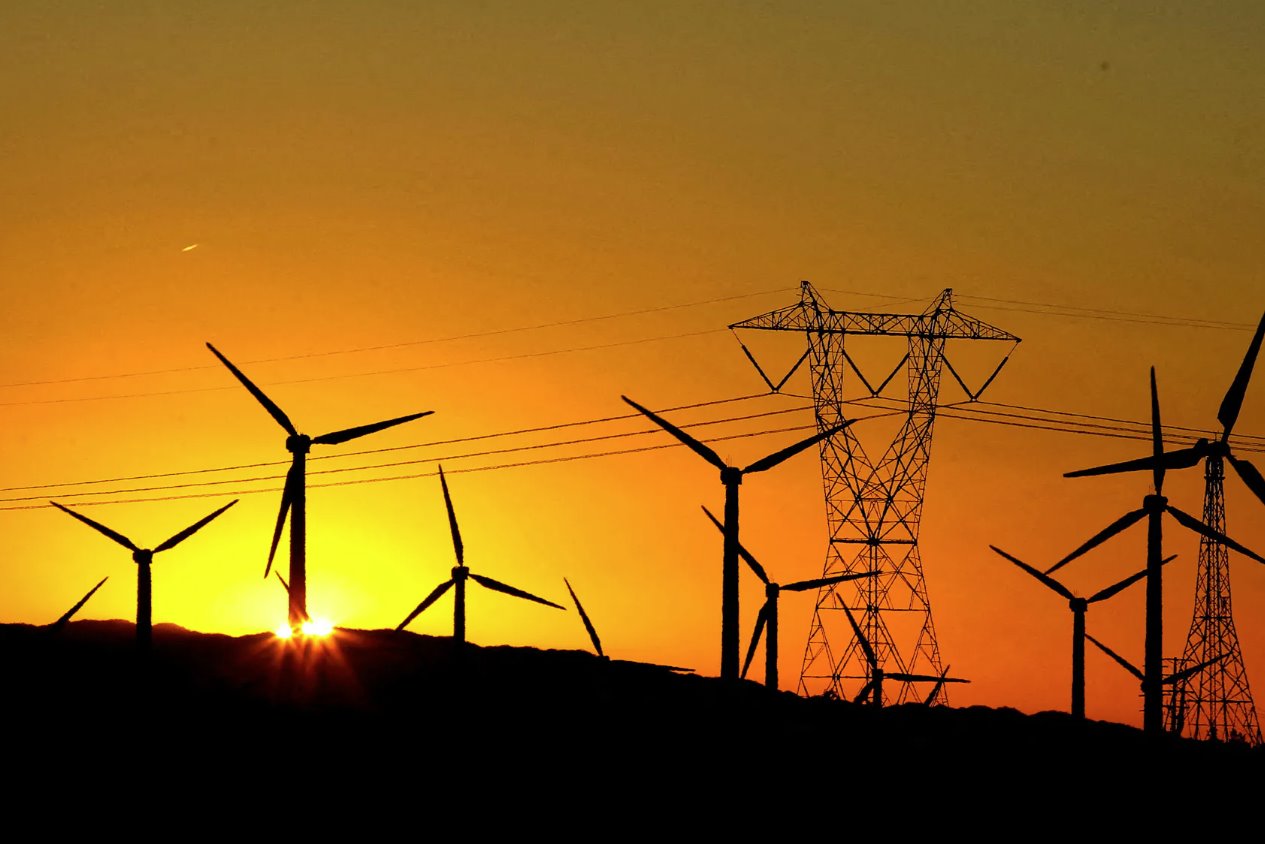 2011年2月9日，太陽從加利福尼亞州棕櫚泉風(fēng)電場的風(fēng)車后面升起。