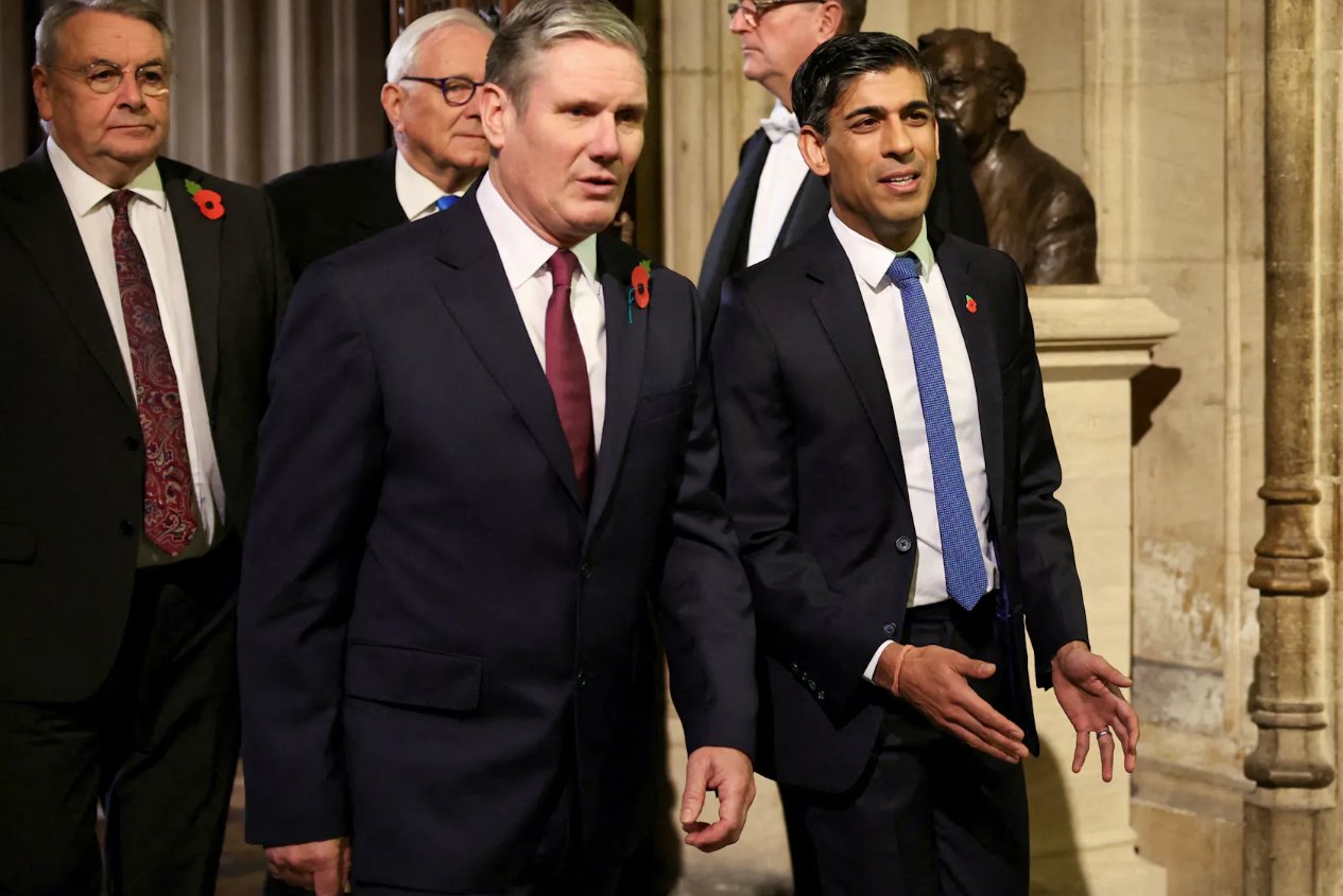 工黨領(lǐng)袖凱爾&middot;斯塔默爵士于2023年11月7日在英國(guó)倫敦議會(huì)大廈舉行的議會(huì)開(kāi)幕儀式上與英國(guó)首相里希&middot;蘇納克同行。