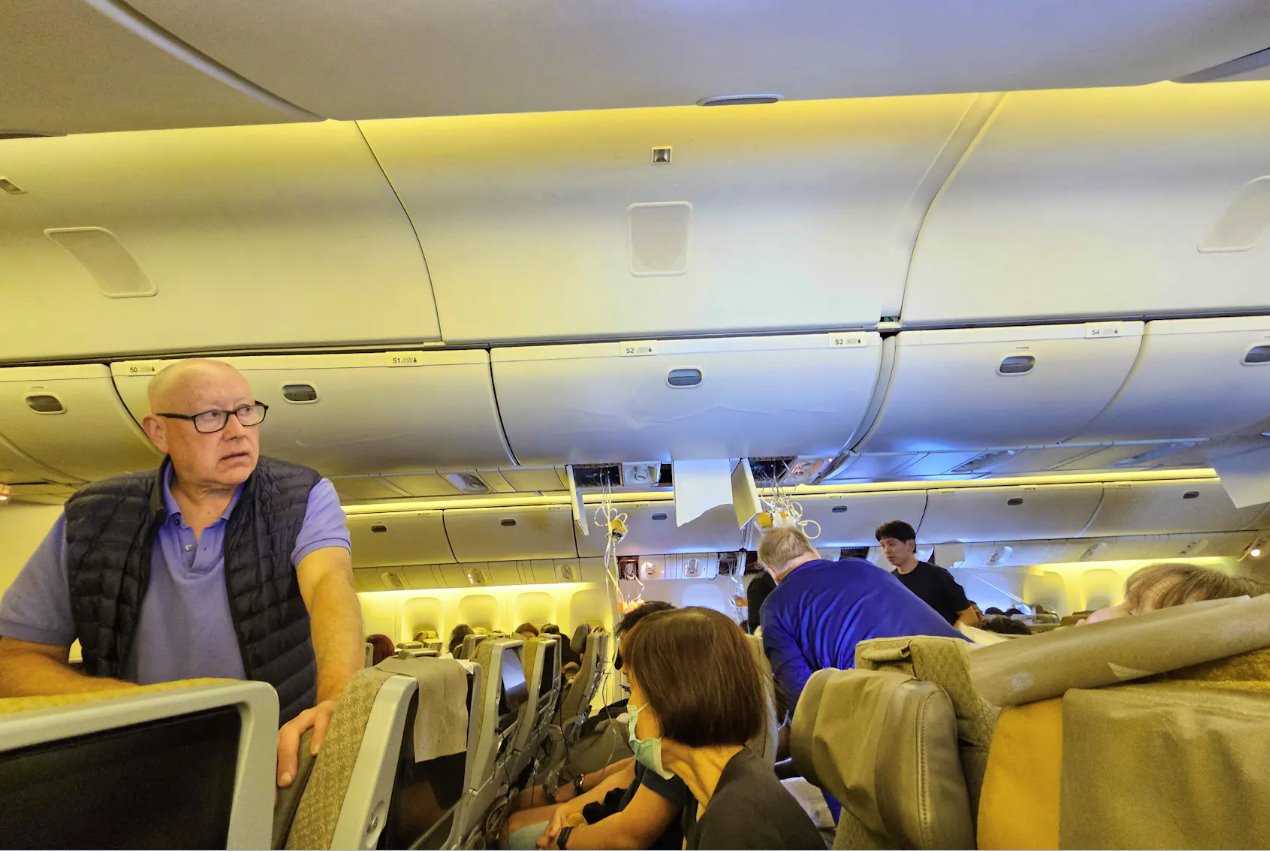 新加坡航空SQ321航班于2024年5月21日緊急降落在泰國(guó)曼谷素萬(wàn)那普國(guó)際機(jī)場(chǎng)后的內(nèi)部照片。