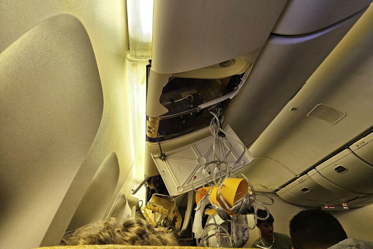 新加坡航空SQ321航班于2024年5月21日緊急降落在泰國曼谷素萬那普國際機(jī)場后的內(nèi)部照片。