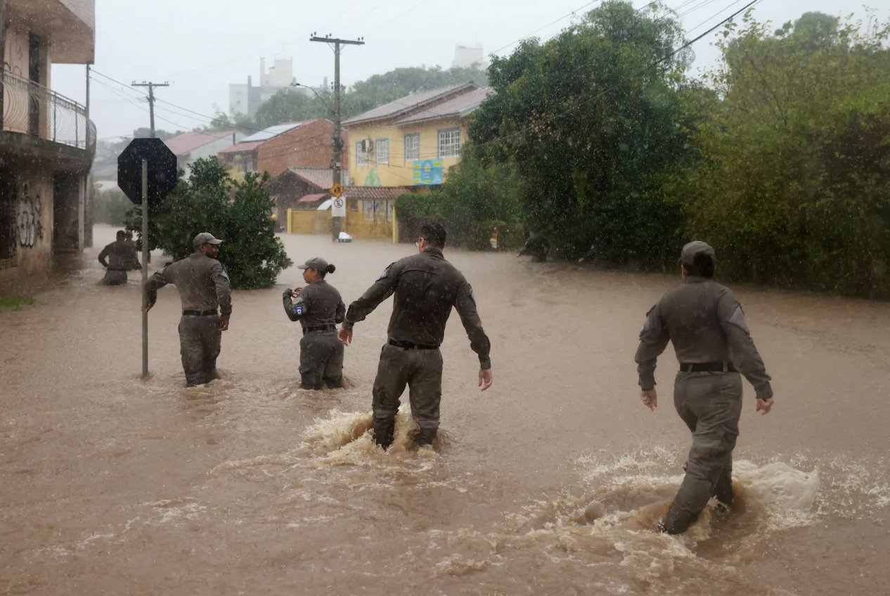 2024年5月23日，巴西阿雷格里港暴雨后，巴西軍警在卡瓦利亞達附近的洪水地區(qū)搜尋民眾。