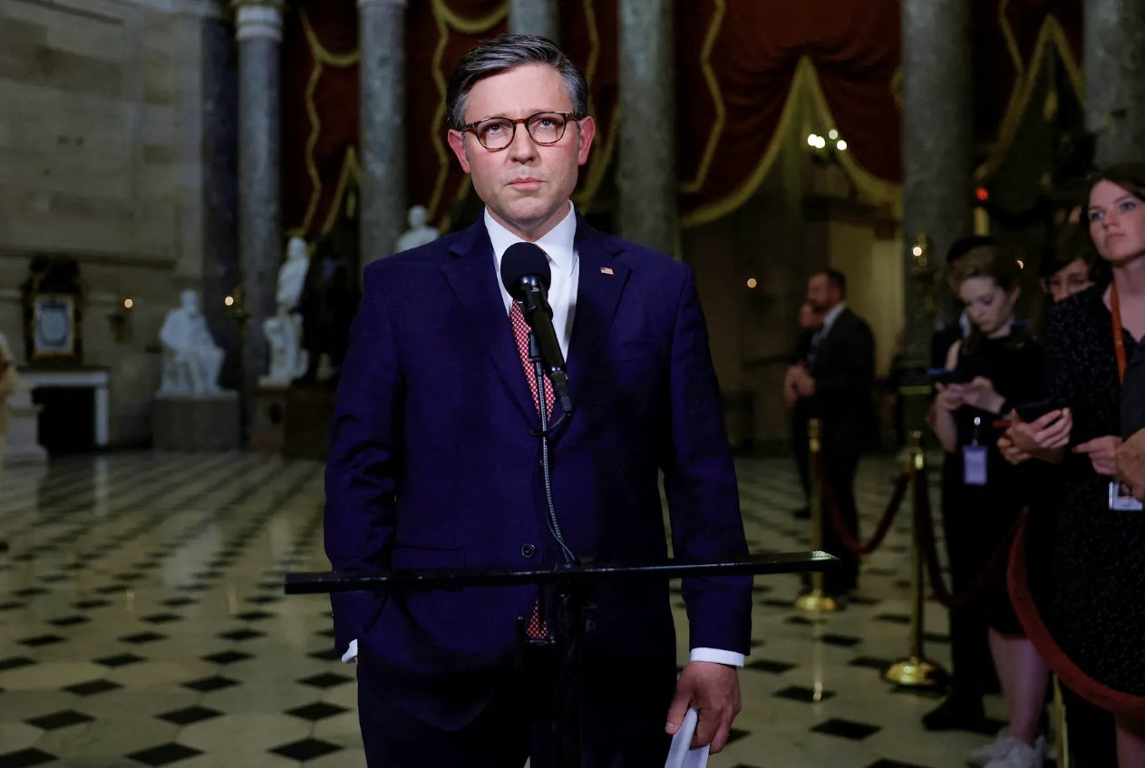 2024年4月17日，美國華盛頓美國國會大廈雕像大廳，眾議院議長邁克&middot;約翰遜（洛杉磯共和黨）向媒體發(fā)表講話。