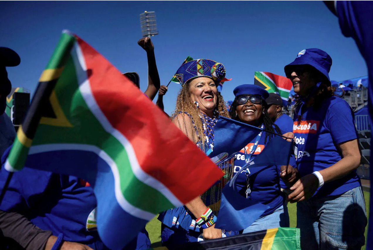 南非第二大政黨民主聯(lián)盟的支持者參加2024年5月26日在南非貝諾尼舉行的選舉集會(huì)。