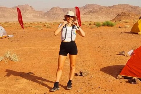 女子在艱苦的沙漠馬拉松極限挑戰(zhàn)中創(chuàng)造歷史