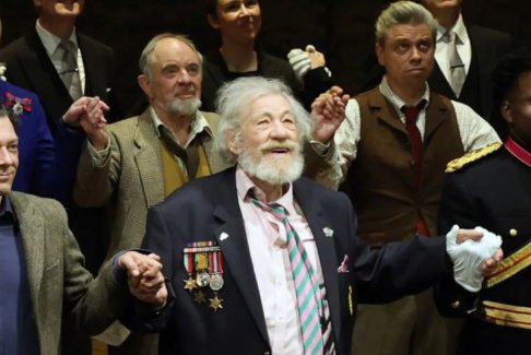 伊恩·麥凱倫爵士在表演期間從舞臺(tái)上摔下來(lái)