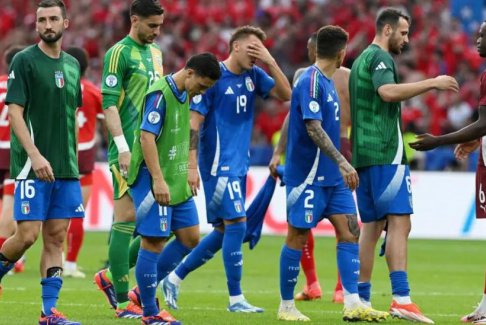 “一生中最糟糕的意大利隊(duì)”衛(wèi)冕冠軍一瘸一拐地出