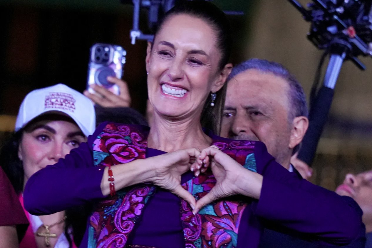 2024年6月3日，墨西哥墨西哥城索卡洛廣場(chǎng)，執(zhí)政黨莫雷納黨總統(tǒng)候選人克勞迪婭&middot;辛鮑姆在贏得總統(tǒng)選舉后向支持者做手勢(shì)。