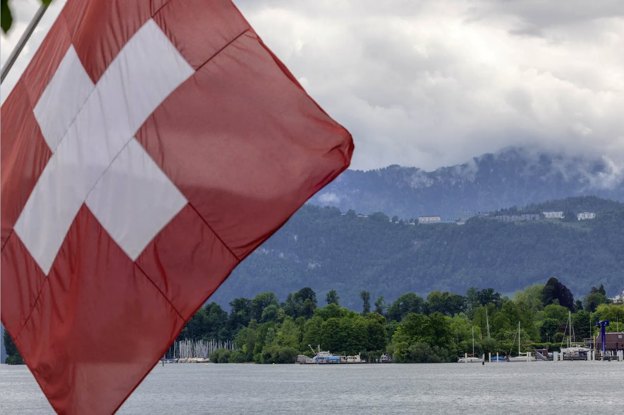 布爾根施托克度假村前懸掛著瑞士國旗，烏克蘭和平峰會將于6月15日至16日在瑞士盧塞恩舉行，該度假村將于2024年5月28日舉行。