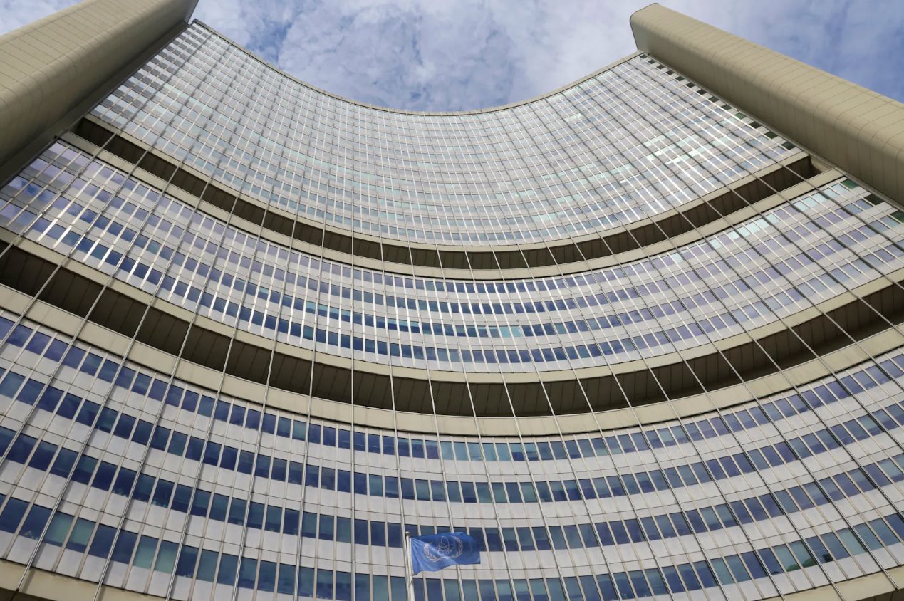 2024年6月3日，國際原子能機構(gòu)(IAEA)的35國理事會季度會議在奧地利維也納舉行，該機構(gòu)總部前飄揚著國際原子能機構(gòu)(IAEA)的旗幟。