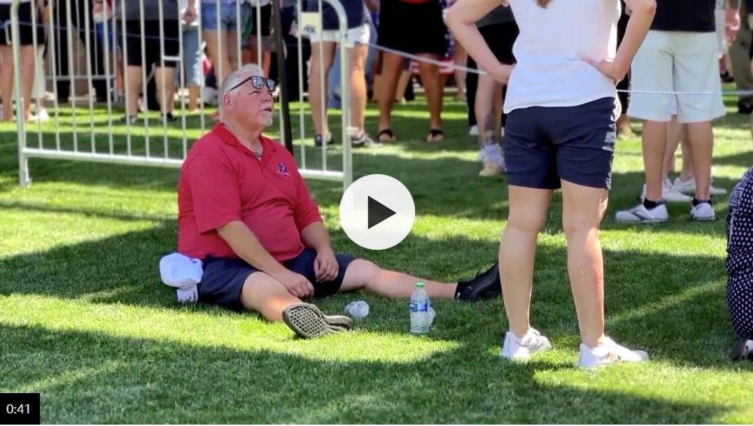 特朗普粉絲勇敢地參加亞利桑那州的酷暑活動