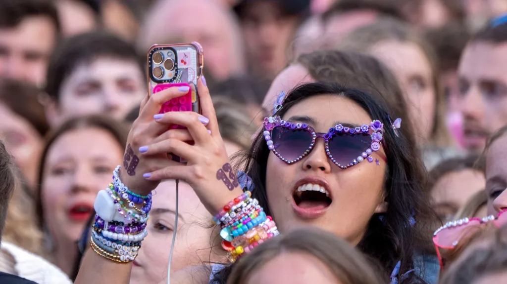 粉絲們從世界各地趕來愛丁堡，一睹這位14屆格萊美獎得主的風(fēng)采