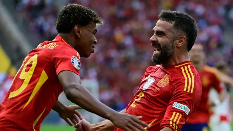 拉明&middot;亞馬爾（左）成為參加歐洲杯最年輕的球員