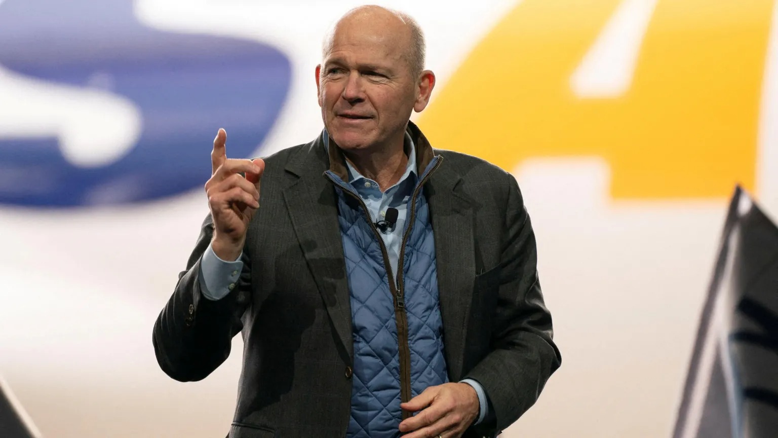 波音公司首席執(zhí)行官戴夫&middot;卡爾霍恩(DaveCalhoun)在噴氣式飛機(jī)活動的舞臺上發(fā)表講話