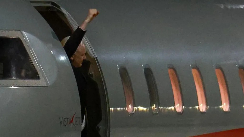 朱利安&middot;阿桑奇重回澳大利亞