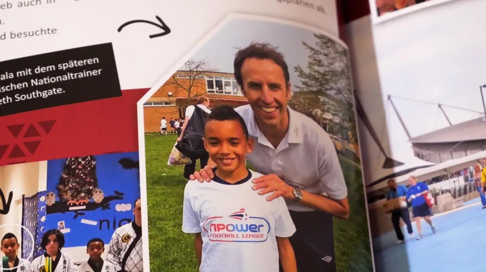 在學校期間，穆西亞拉遇到了時任英足總精英發(fā)展主管的加雷斯&middot;索斯蓋特(GarethSouthgate)