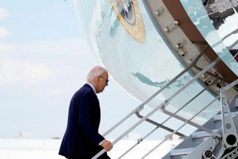 拜登堅(jiān)持競選 越來越多的民主黨人要求他退出大選