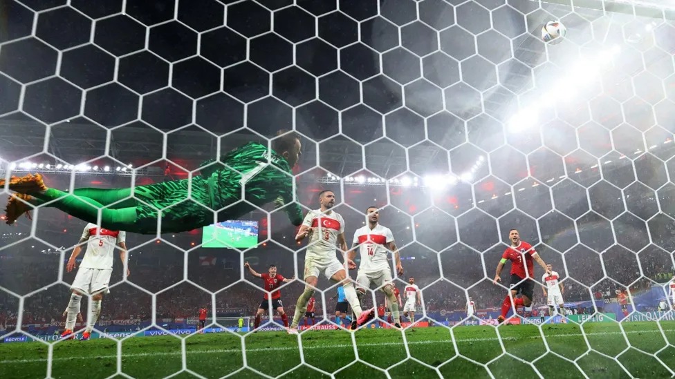 古諾克撲出鮑姆加特納的球，根據(jù)大數(shù)據(jù)預測，Gunok只有6%的機會做出撲救。