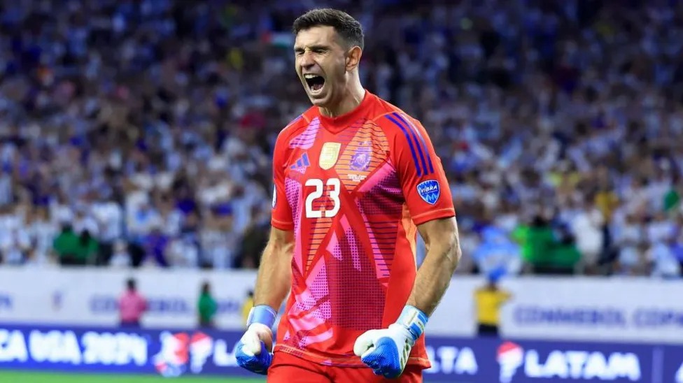 埃米&middot;馬丁內(nèi)斯在點(diǎn)球大戰(zhàn)中撲出兩個點(diǎn)球