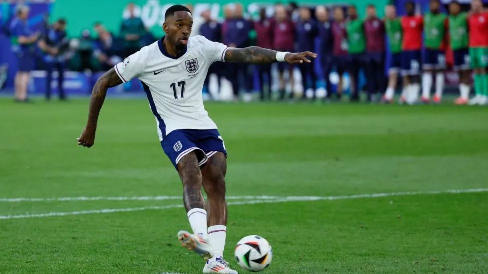 伊萬&middot;托尼(IvanToney)在主罰點(diǎn)球前向瑞士門將雅恩&middot;索默(YannSommer)看了一眼