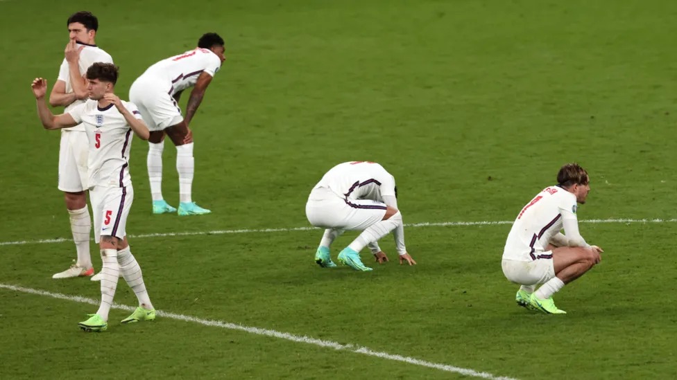 在溫布利舉行的2020年歐洲杯決賽中，英格蘭隊(duì)點(diǎn)球大戰(zhàn)以3-2輸給意大利隊(duì)